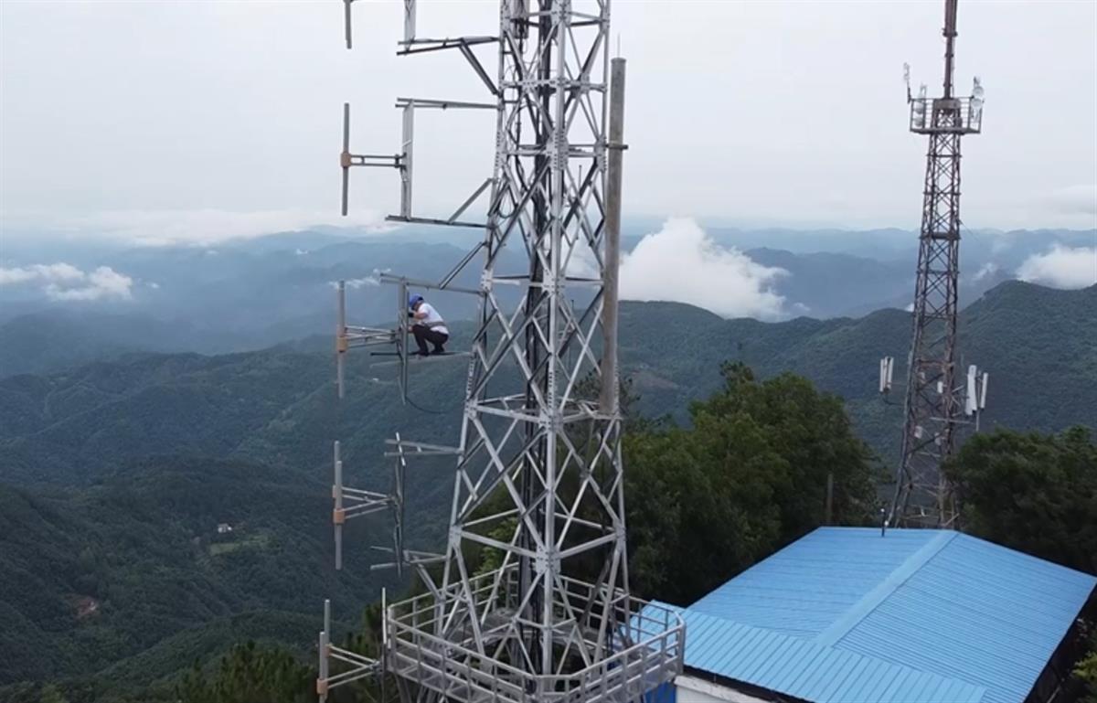 新春走基层|30个除夕，他爬479级台阶攀高山之巅，只为让山区百姓看好“春晚”